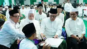 KH-Abdul-Hakim-Mahfudz-saat-Menandatangani-Surat-Persetujuan-Menjadi-Ketua-PWNU-Jatim.jpg