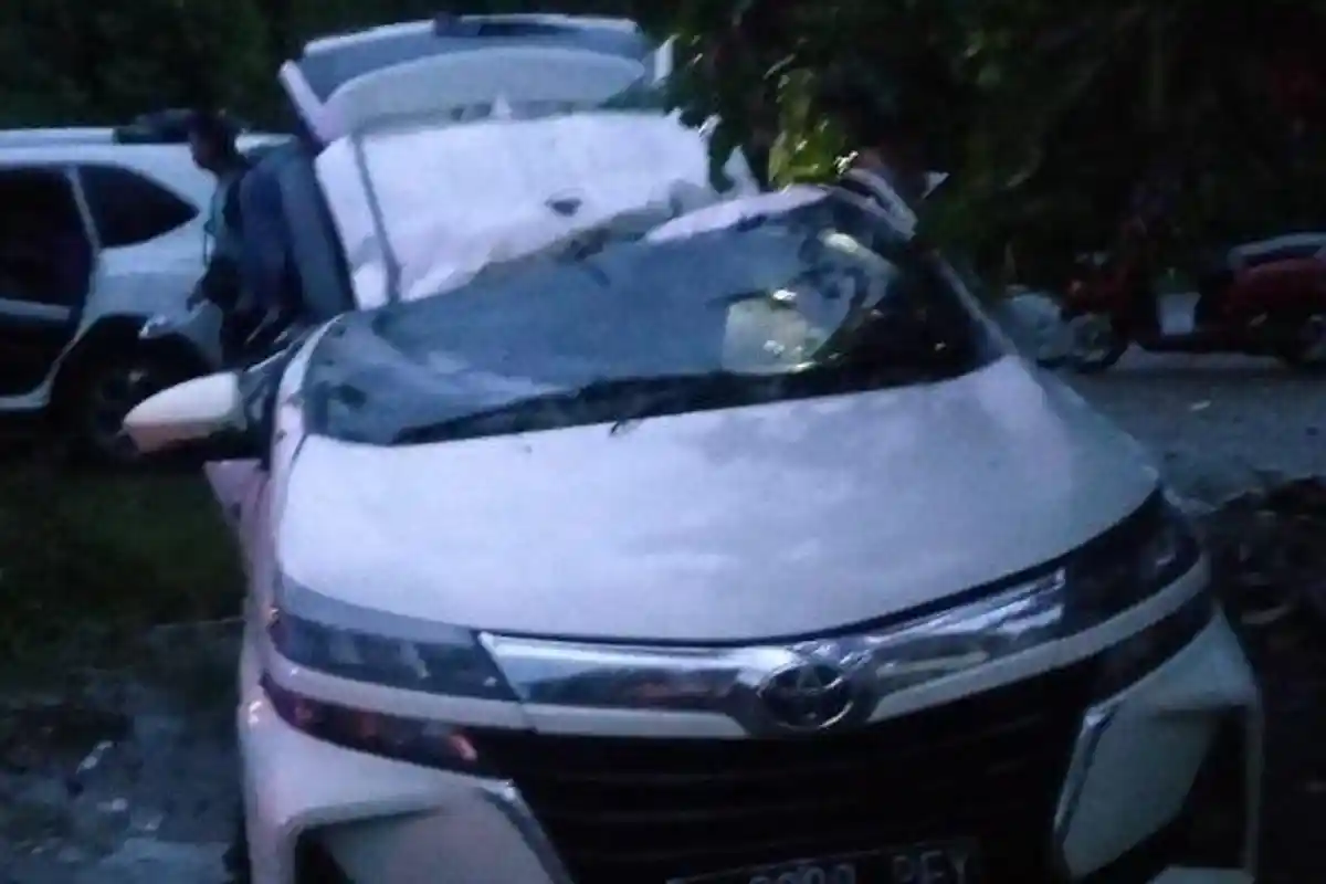 Beginilah Penampakan Avanza yang Dikemudikan Yusran Remuk Tertimpa Pohon Tumbang di Luwu Timur