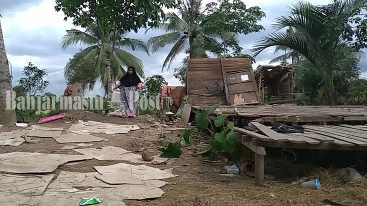 Rusak Berat Dihantam Puting Beliung, Warga Kabupaten Batola Ini Terpaksa Mengungsi