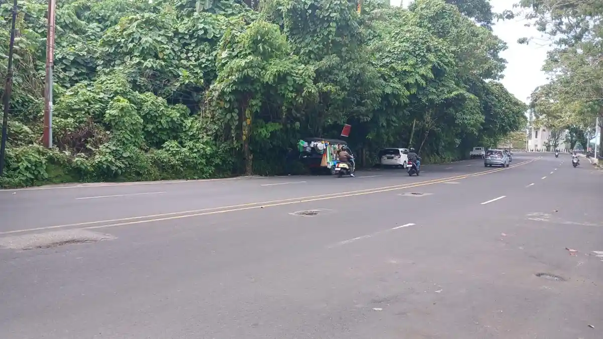 Jalan Rusak di Malalayang Manado Dikeluhkan Warga, Tambalan Semen Kembali Berlubang