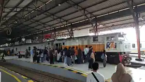 Suasana-kedatangan-KA-di-stasiun-Purwokerto.jpg