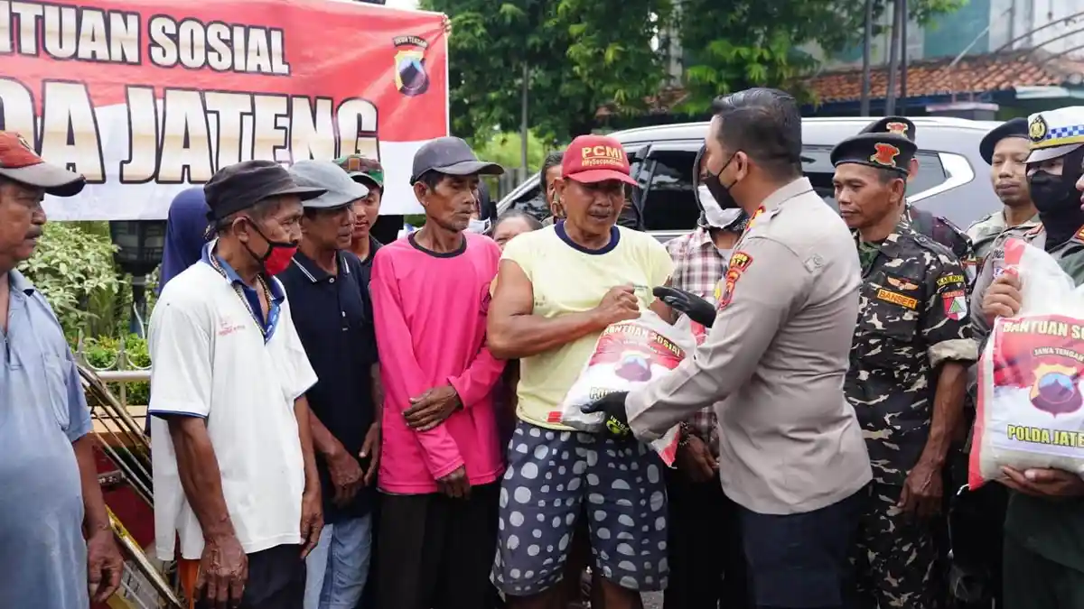 Jumat Berkah, Polres Pati Ajak Banser dan PMII Bagi-bagikan 3 Ton Beras kepada Warga