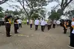 Kepala-Kantor-Staf-Kepresidenan-Dudung-Abdurachman-disambut-para-pelajar-SRMP.jpg