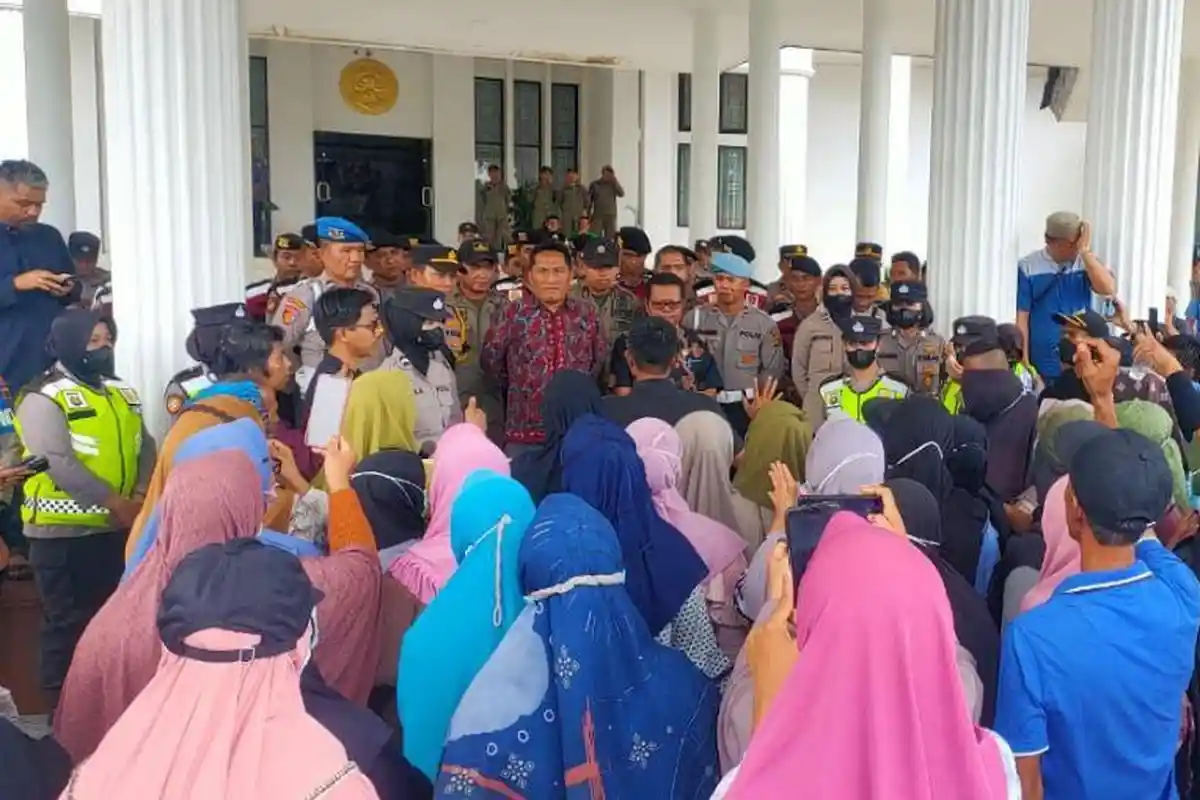 Minta Batalkan Pelantikan Kades, Ratusan Warga Kepung Kantor Bupati Muaro Jambi