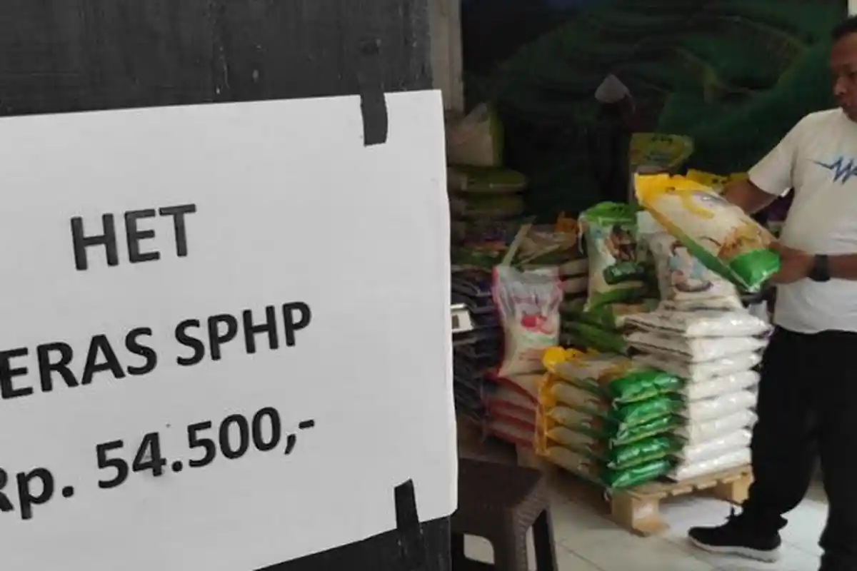 Harga Beras Masih Mahal, Satgas Pangan Awasi Pendistribusian dari Bulog di Pasar Kota Blitar