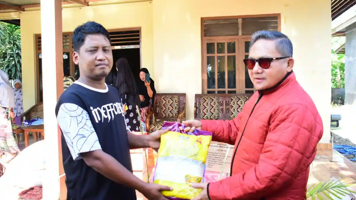 Wali Kota Gorontalo Marten Taha Salurkan Bantuan ke Korban Kebakaran Rumah di Liluwo