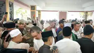 Gubernur-Maluku-Hendrik-Lewerissa-salat-ied.jpg