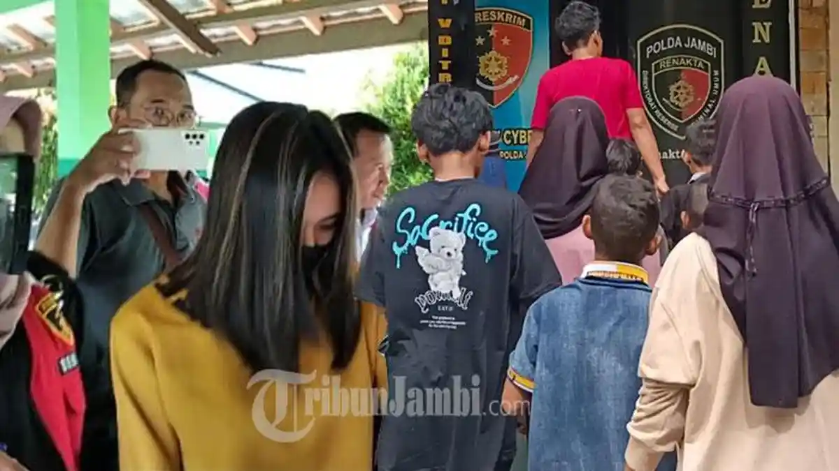 Keluarga Sebut Banyak Luka di Tubuh Wanita Muda Tersangka Pelecehan Anak-anak