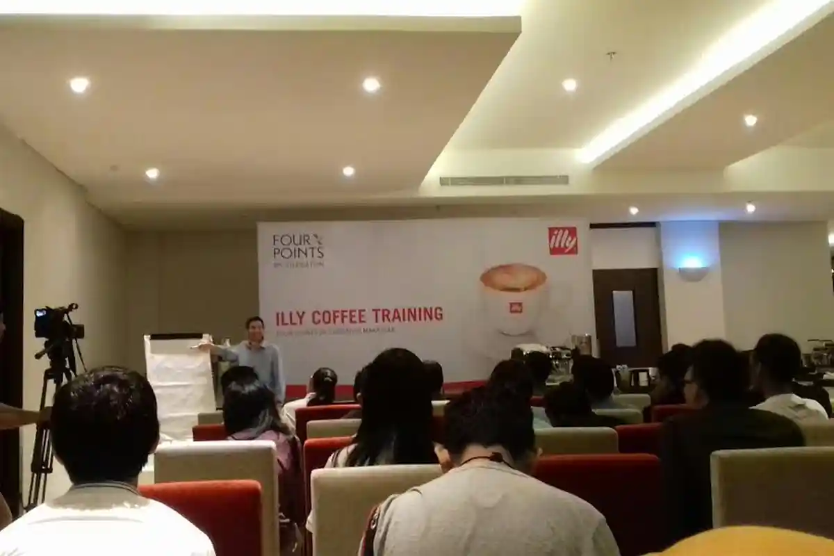 Barista Italia Ajar Karyawan Four Points Berkreasi dengan Foam di Atas Kopi - kegiatan-training-barista-peracik-kopi_20160323_122908.jpg