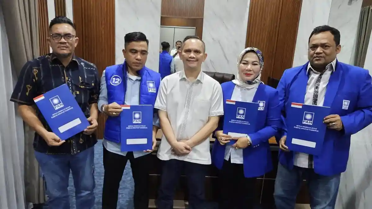 Dek Gam Serahkan SK kepada 4 Ketua DPD PAN di Aceh, Ini Nama-namanya