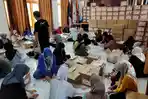 Petugas-melipat-kertas-suara-di-Gedung-Pertemuan-Sinjai.jpg
