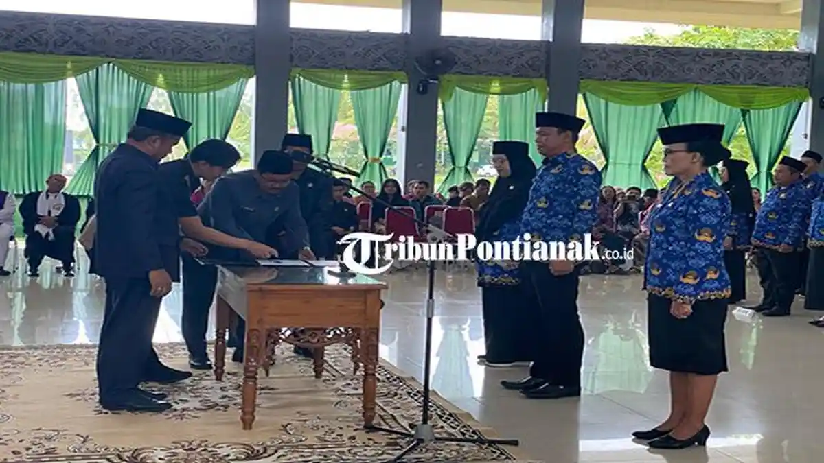 Yustinus Lantik 45 Kepsek dan 1 Pengawas Sekolah di Kabupaten Sintang