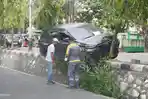 KECELAKAAN-Mobil-Toyota-Avanza-nyaris-terjungkal-ke-bawah-Jl-Pangeran-Hidaya.jpg