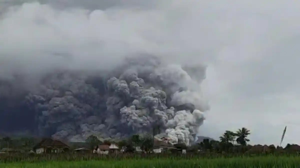 BREAKING NEWS Gunung Semeru Erupsi 19 November 2025