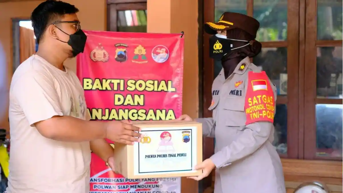 Peringati HUT ke-73, Polwan Polres Tegal Berikan Bantuan Sosial Kepada Eks Napi Teroris. 