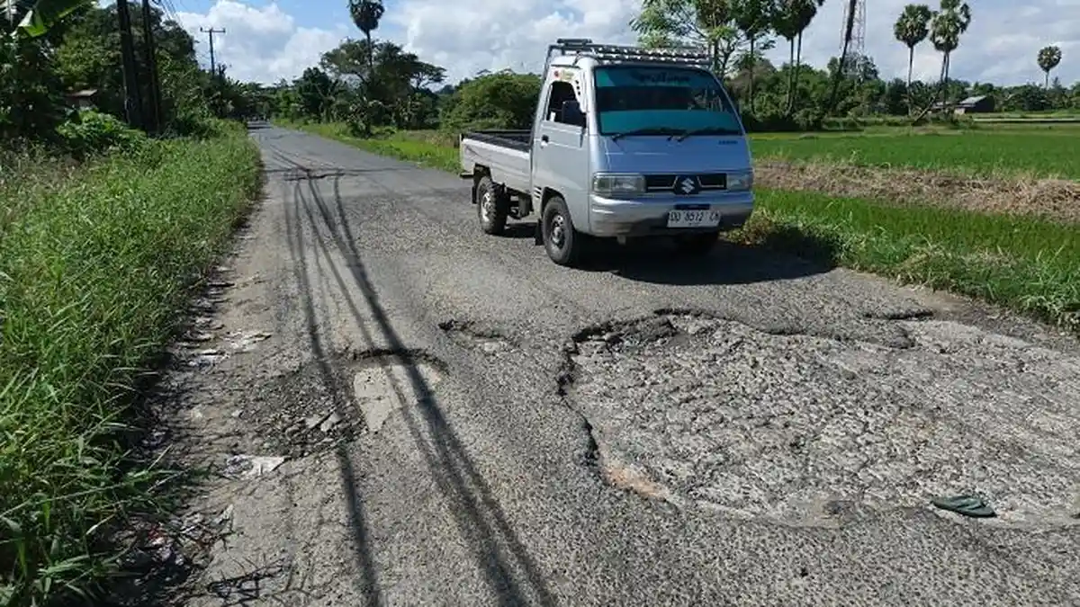Pengendara Keluhkan Jalan Berlubang di Ruas Paddinging–Ballo Takalar