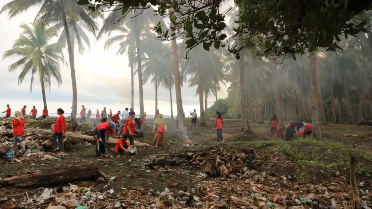 Mahasiswa KKN Unhas dan TNI Kompak Bersihkan Pantai Sangkulu Selayar