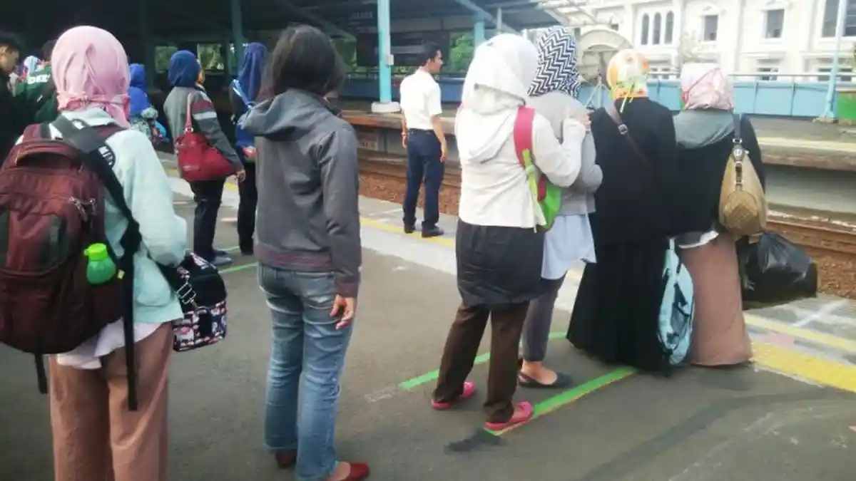 PT KCJ Pasang Garis Batas Antri Peron Tertibkan Penumpang KRL