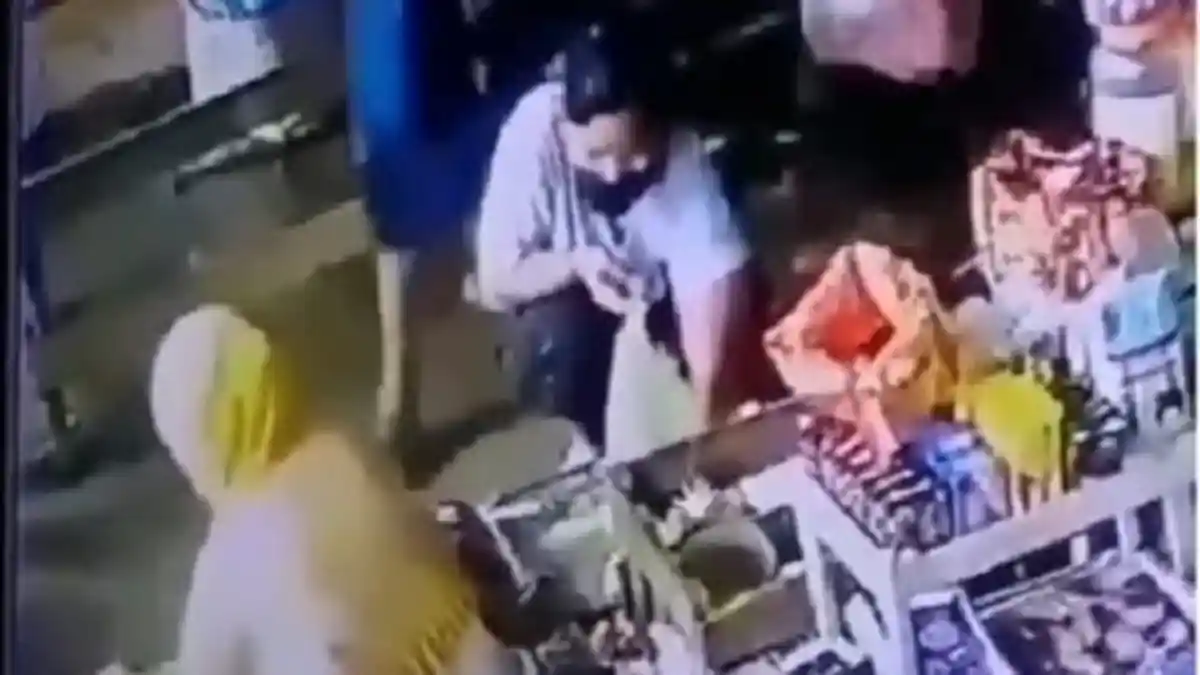 AWAS ada Seorang Pencuri Perempuan yang Berkeliaran di Pasar 2 Ulu Palembang, Aksinya Terekam CCTV