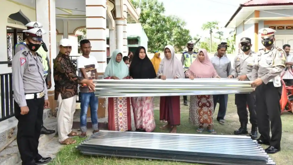 Polres Pidie Bantu 205 Atap Seng untuk 5 KK Korban Angin Puting Beliung di Gampong Seuriweuk