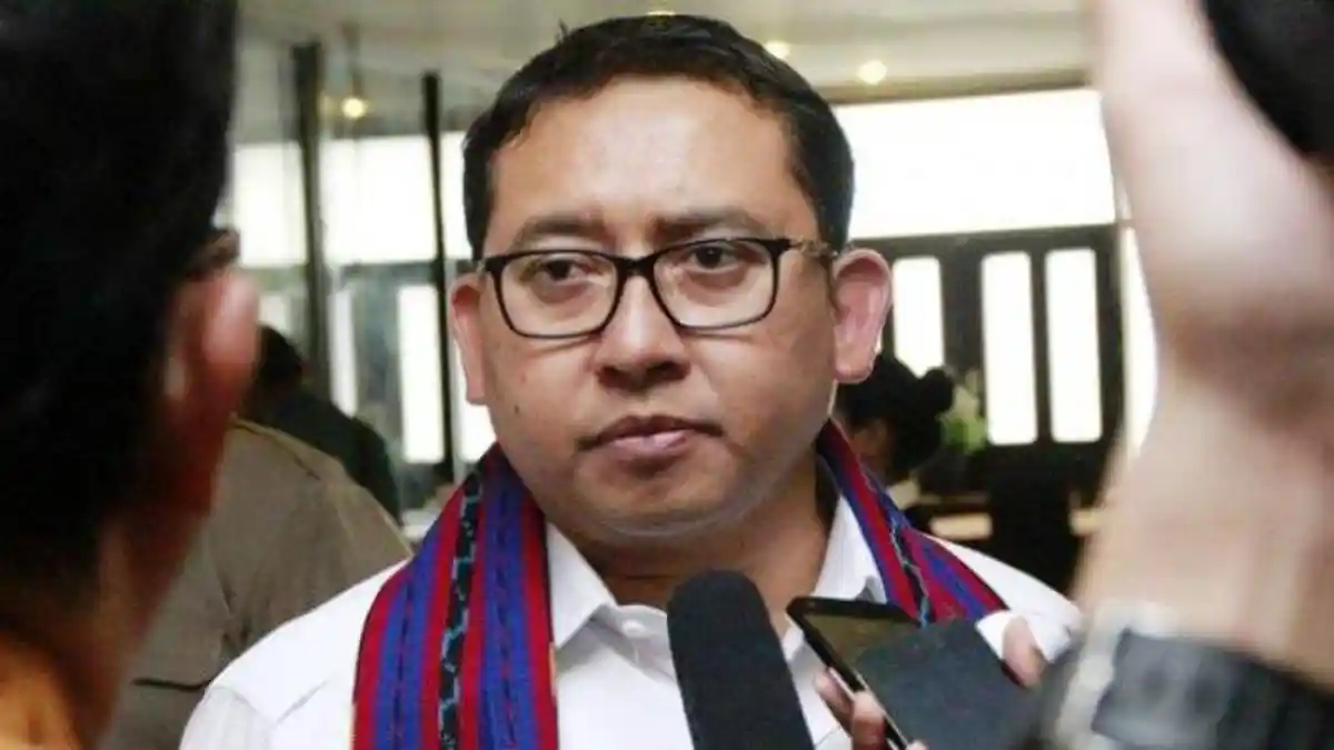 Beredar Gambar Admin MCA Foto Bareng Pria yang Mirip Fadli Zon Dalam Mobil