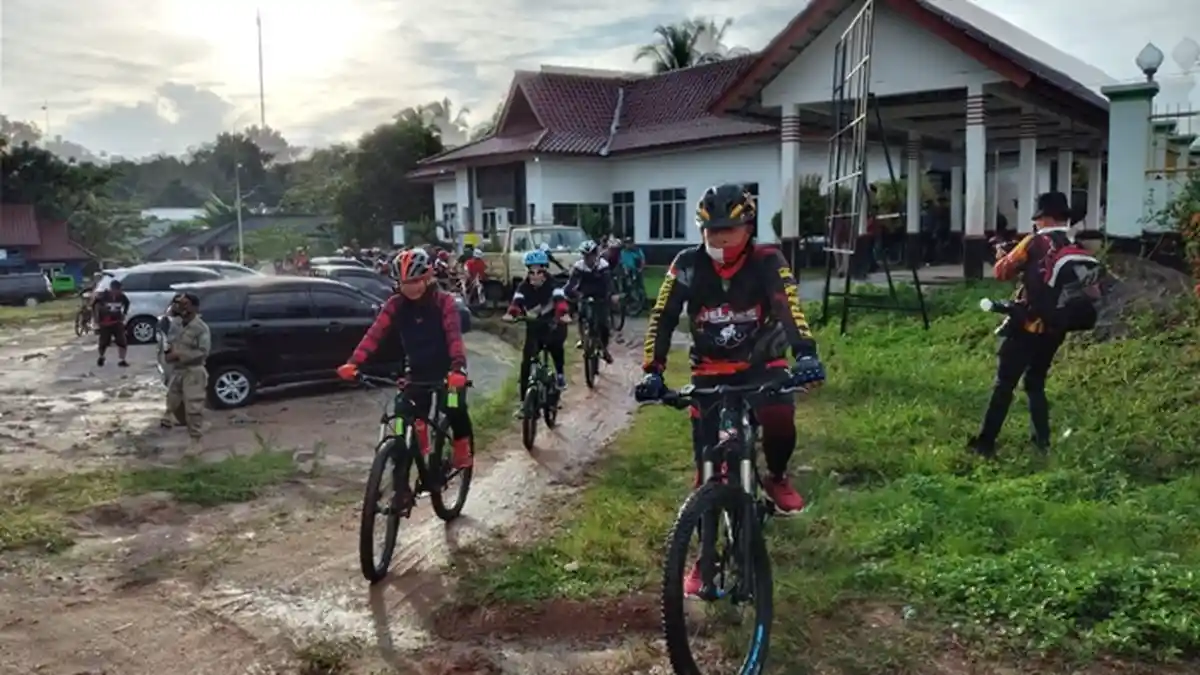 Pemkab Bangka Gowes Perkenalkan Wisata Air Terjun Manjang Merah
