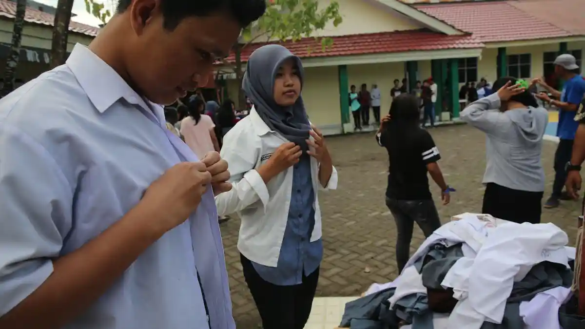 Sejak Pagi Para Orangtua Murid Datangi Sekolah