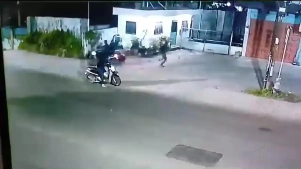 VIRAL LOKAL: Pengendara Motor Dibegal Komplotan Bersajam di Titi Kuning Medan, Korban Lari Ketakutan