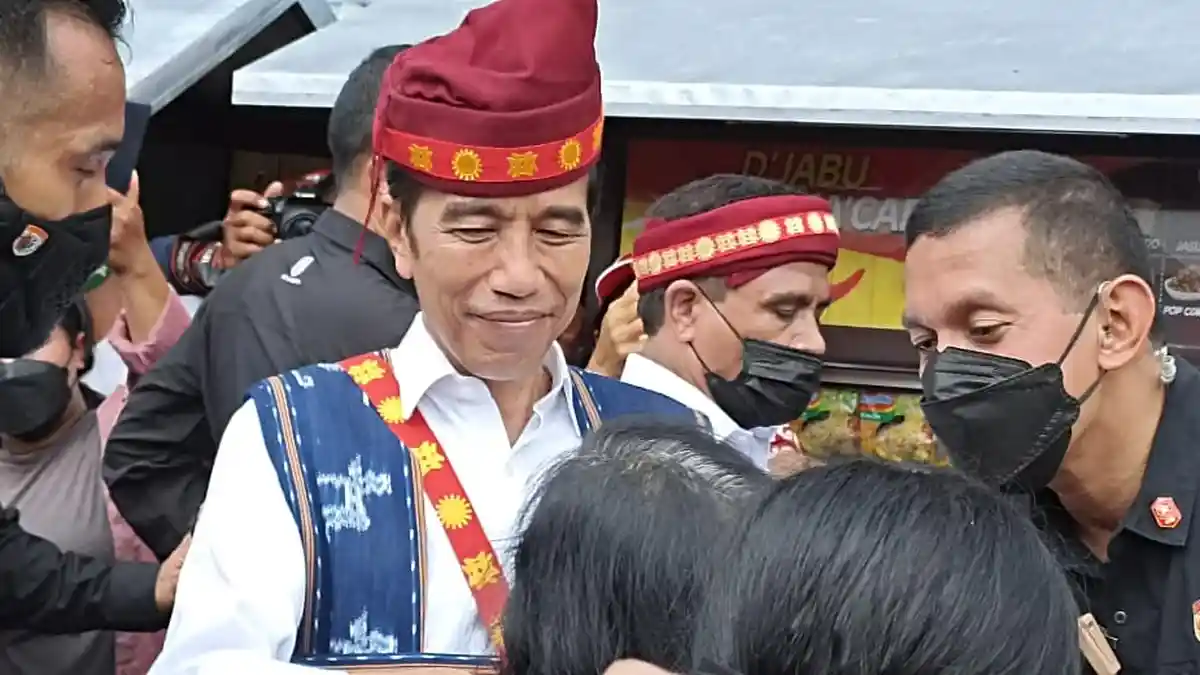 Momen Warga Ngada NTT Sambut Presiden Jokowi dan Iriana