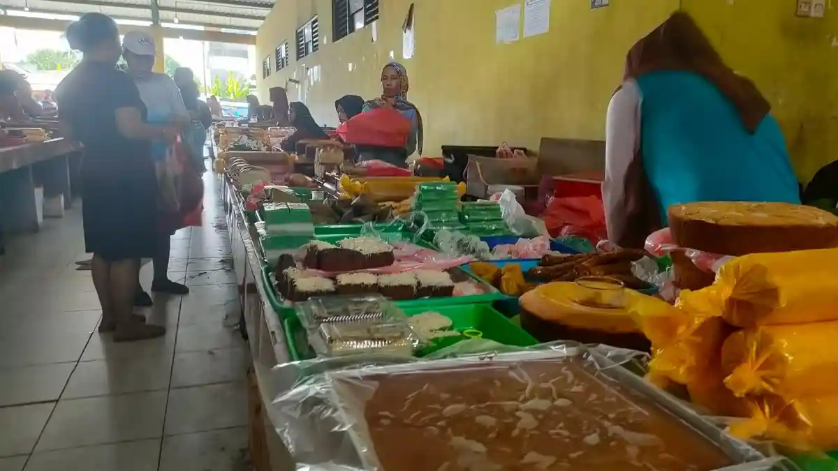 Pedagang Kue di Kota Masohi Panen Rejeki Jelang Natal