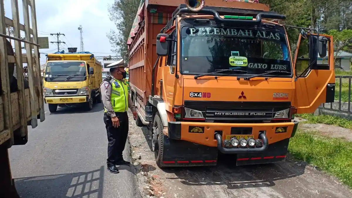 Ops Ketupat Toba, Satlantas Polres Karo Imbau Pembatasan Jam Operasional ke Sopir Angkutan Barang