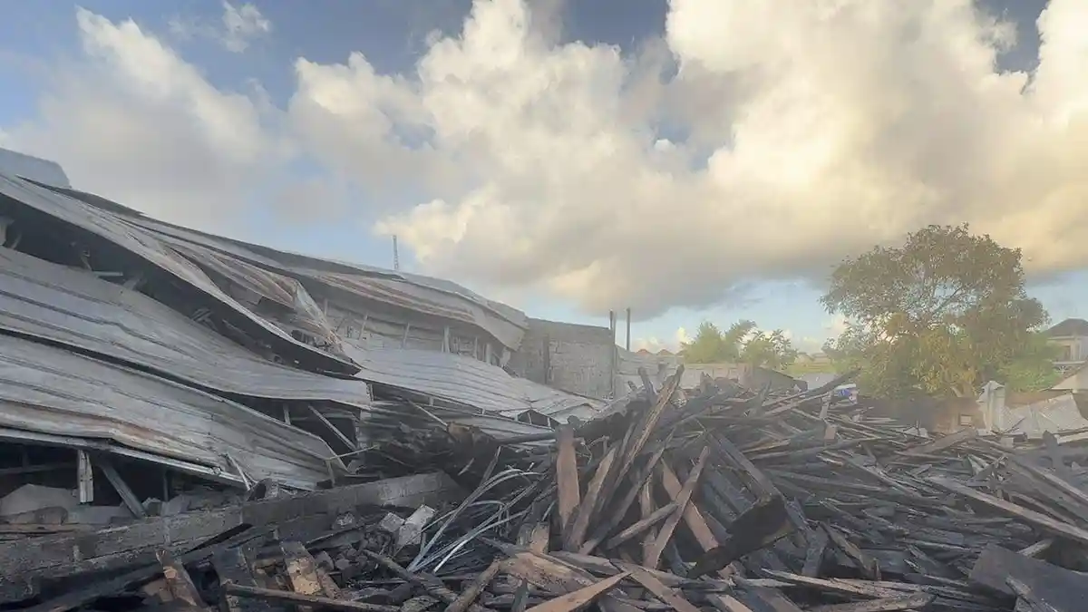 Gudang di Kebo Iwa Denpasar Bali Terbakar, 19 Kamar Mess Hangus, 1 Karyawan Alami Luka Bakar