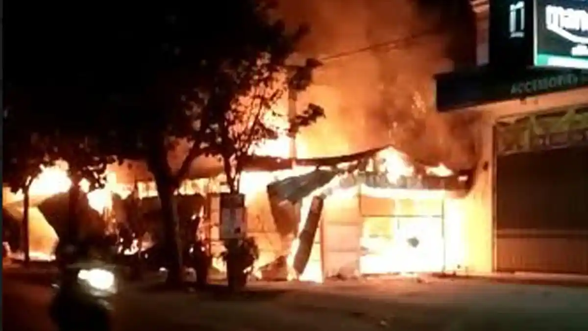 Deretan Warung di Ngunut Tulungagung Terbakar, Api Tiba-Tiba Muncul dari Tiang Listrik