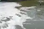 Warga Keluhkan Banjir Kanal Timur Berbusa dan Bau Menyengat
