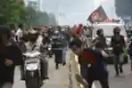 Demonstran Kembali Bentrok Tolak UU Cipta Kerja