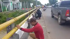 Pegawai-Dinas-PUPR-Kendari-Cat-Trotoar-hingga-Jembatan-Persiapan-Penilaian-Adipura-dan-HUT-ke-78-RI.jpg