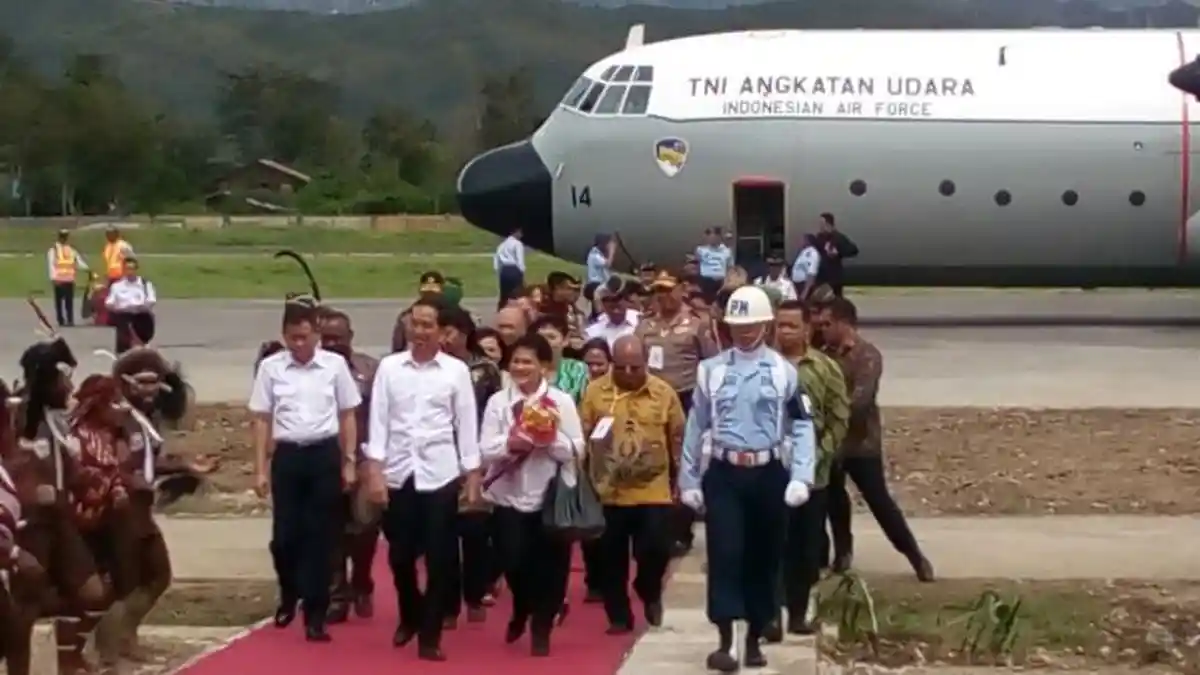Jokowi Rayakan Malam Tahun Baru di Pesta Rakyat Raja Ampat