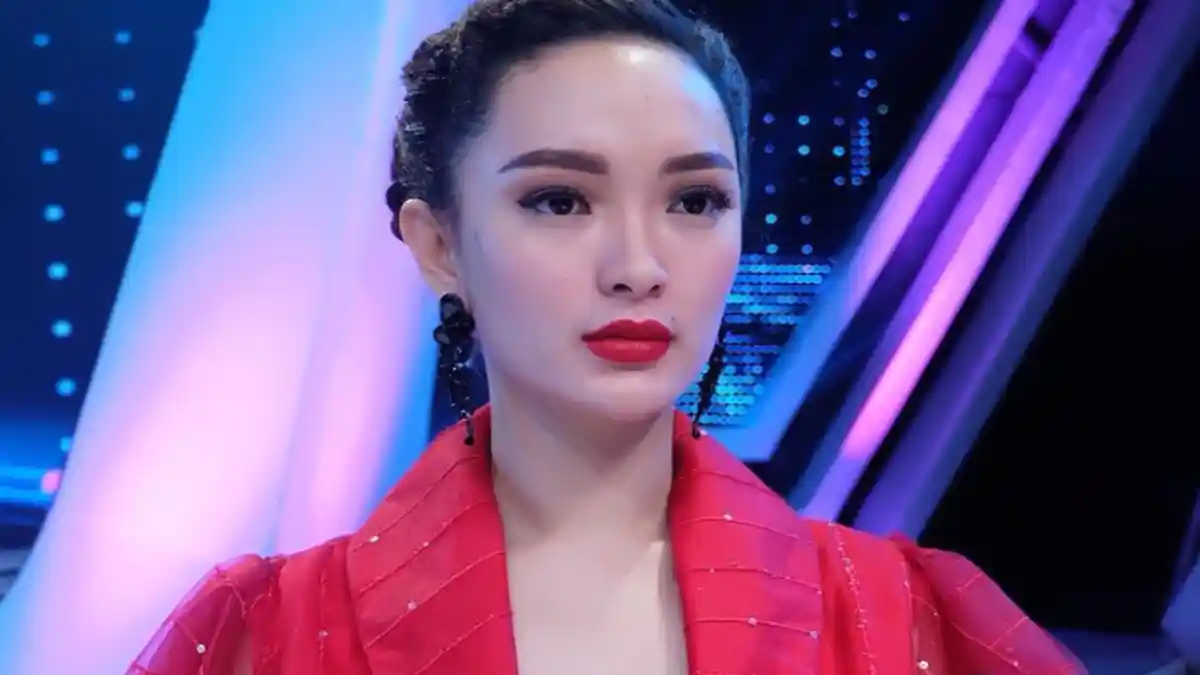 Unggah Fotonya di Depan Menara Eiffel, Penampilan Seksi Zaskia Gotik Disorot