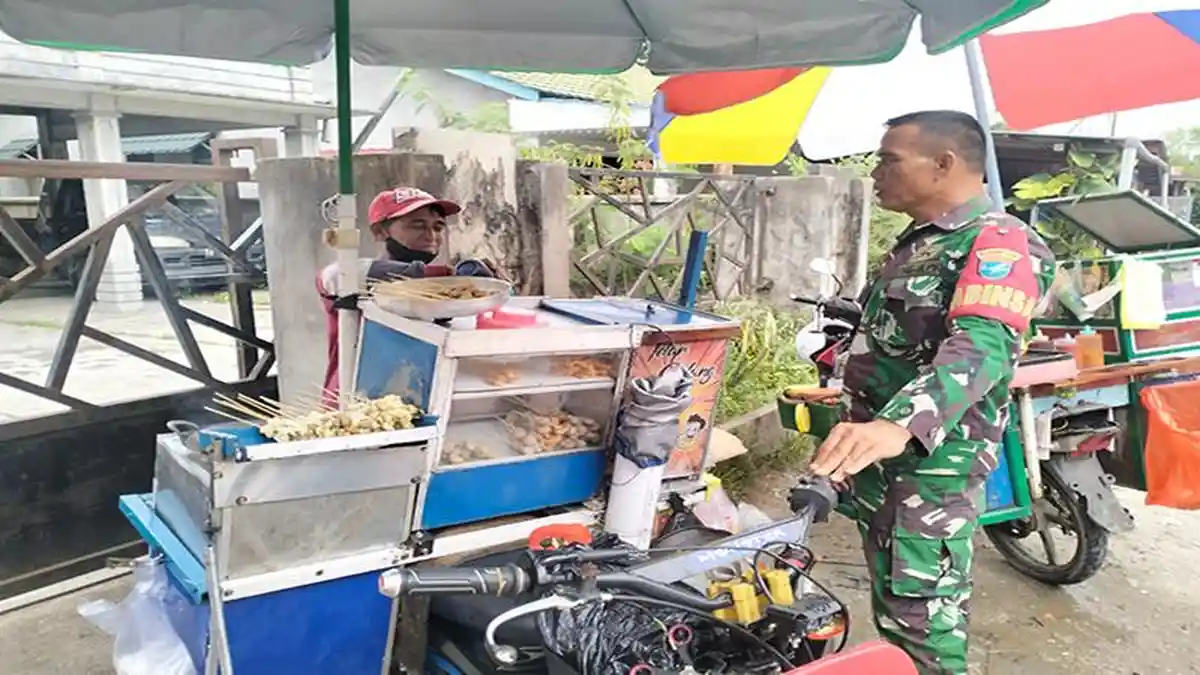 Babinsa Ngabang Komsos dengan Pedagang Kaki Lima, Ini Tujuannya