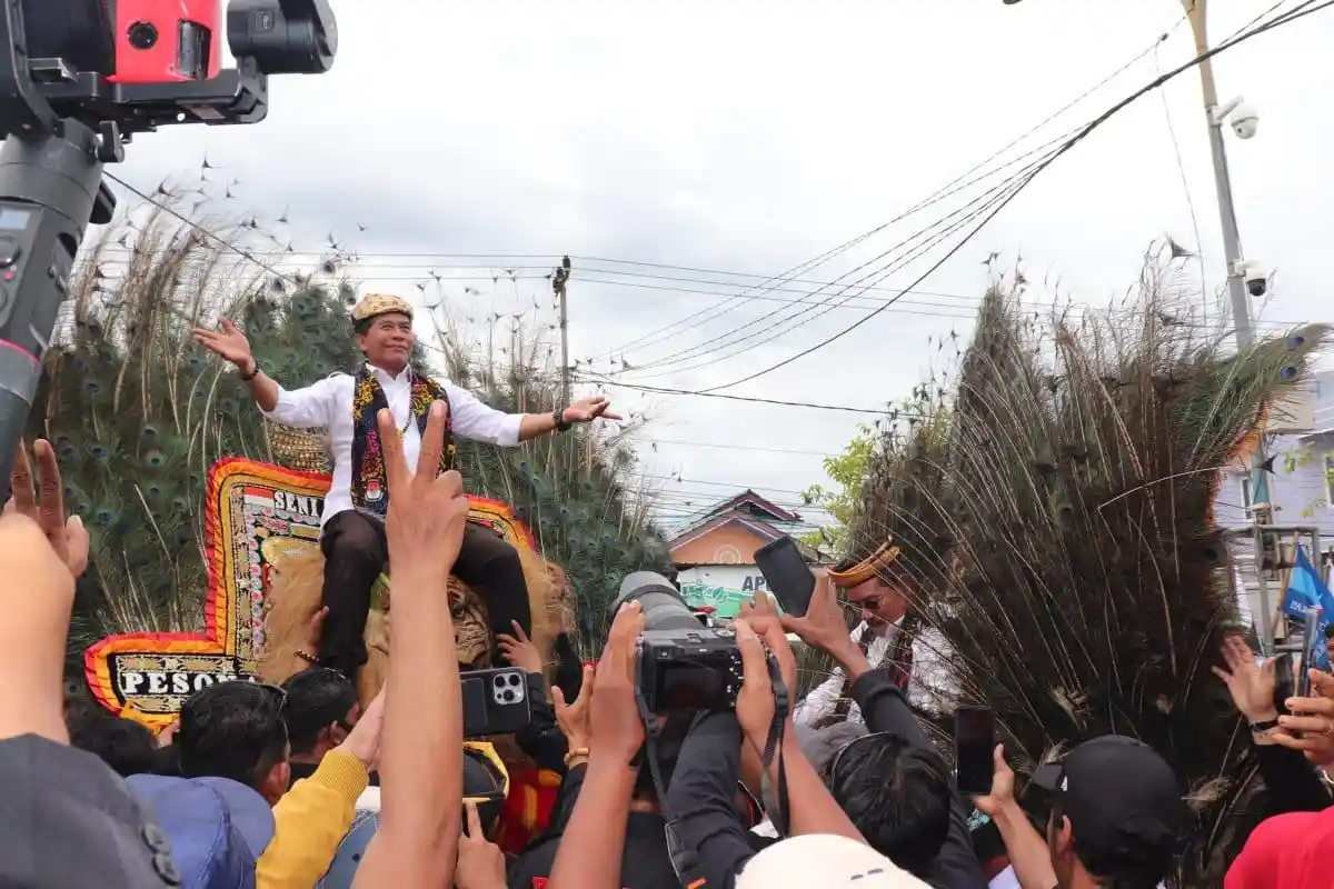 BREAKING NEWS- Naik di Atas Reog, Zainal-Ingkong Temui Pendukungnya Usai Daftar ke KPU Kaltara