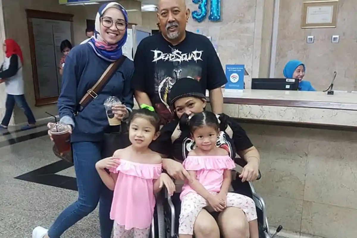 Liburan Bareng Anak dan Cucu, Indro Warkop Rindukan Almarhum Istri
