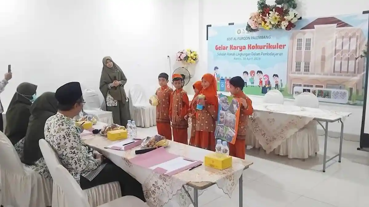 Pelajar SDIT Al-Furqon Palembang Menyulap Sampah Menjadi Produk Bermanfaat