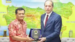 Gubernur-Luthfi-dan-Duta-Besar-Prancis-untuk-Indonesia.jpg