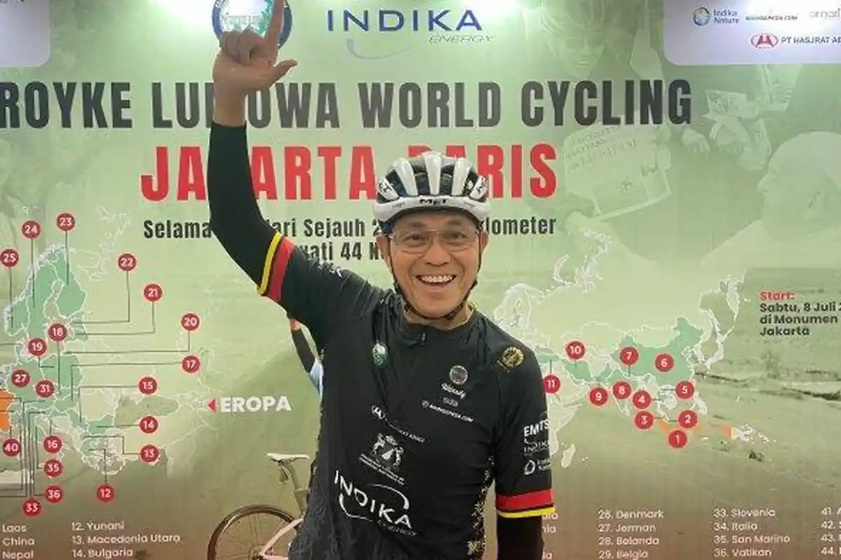 Mantan Kapolda Maluku Royke Lumowa Selesaikan Misi Bersepeda dari Jakarta ke Paris