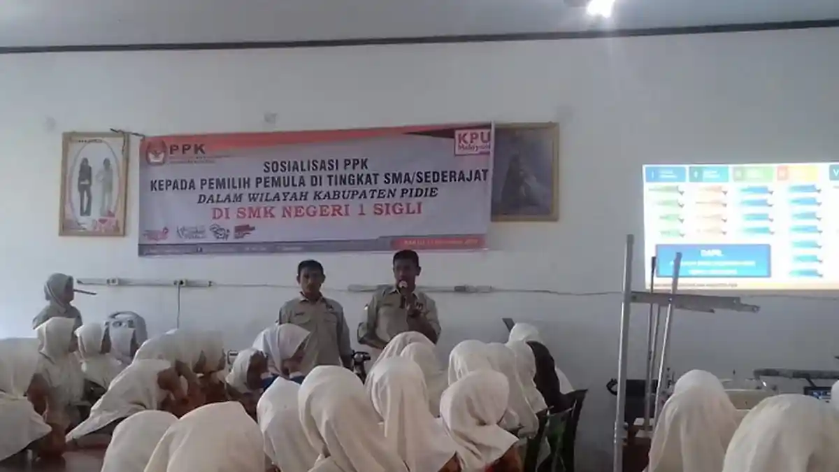 PPK Kota Sigli Ajari Siswa Cara Mencoblos Kertas Suara pada Pemilu Mendatang