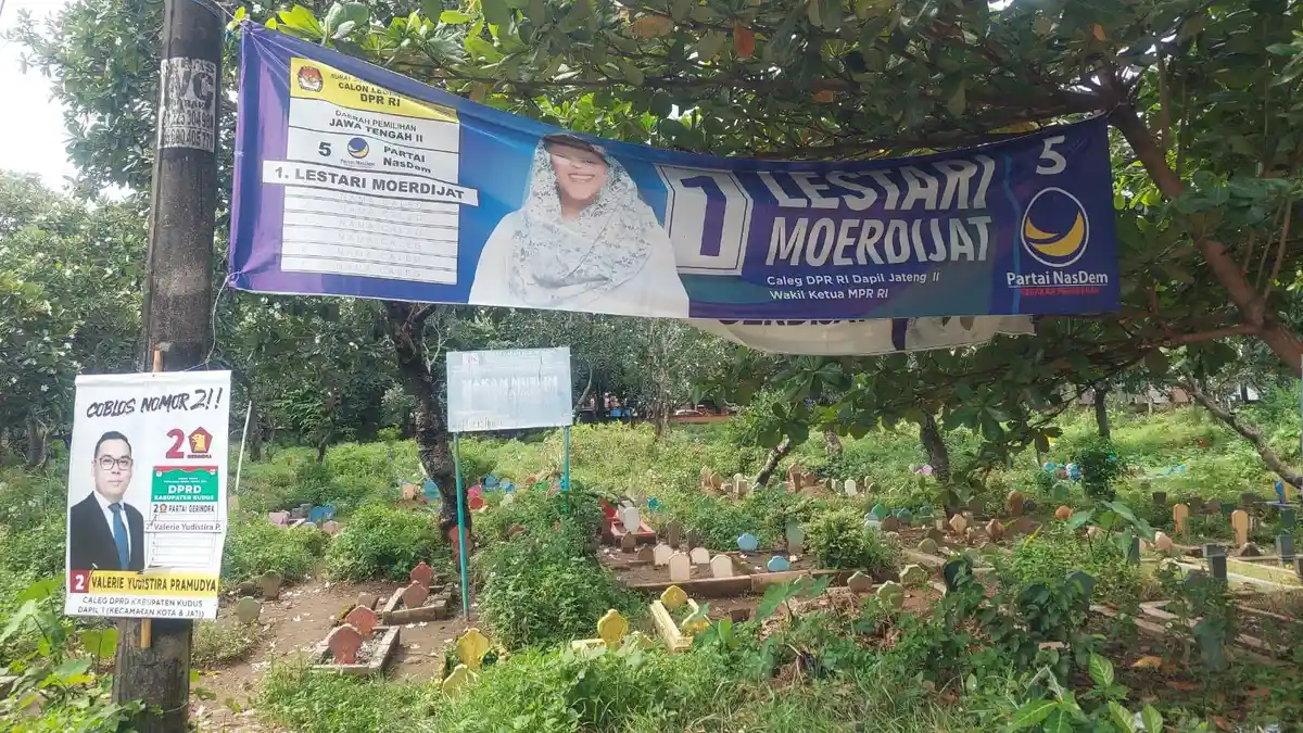 Baliho Caleg Bertebaran di Area TPU Ploso Kudus, Warga: Bikin Risih dan Kelihatan Kumuh