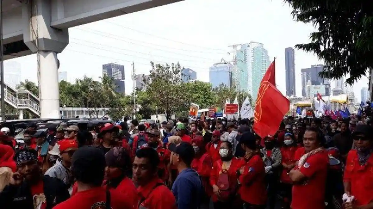 Tertahan di Depan JCC, Massa Serikat Buruh Tak Diizinkan Mendekat ke Gedung DPR