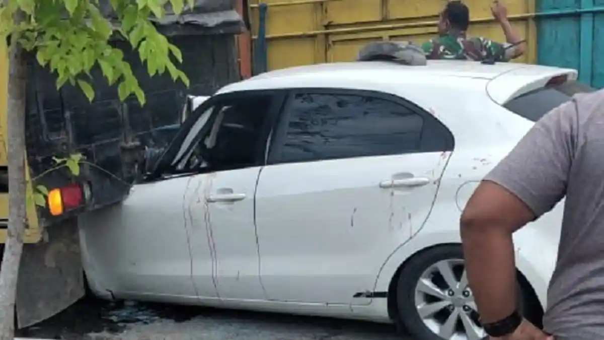 Diduga Sopir Mengantuk, Sedan Tabrak Truk Parkir di Jalinsum Langsa
