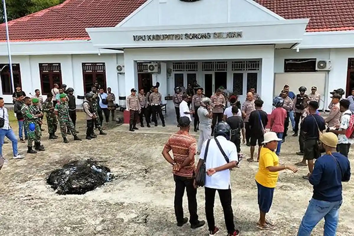 Warga Imekko Ancam Kembali Palang Kantor KPU Sorong Selatan Jika Aspirasi Tak Didengar