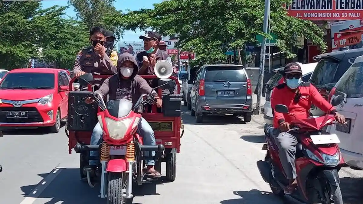 Ajak Warga Pasang Umbul-umbul, Lurah Lolu Selatan Tunggangi Motor Roda 3